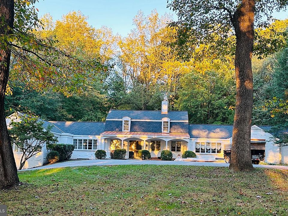 1st image of 7 Caveswood Ln