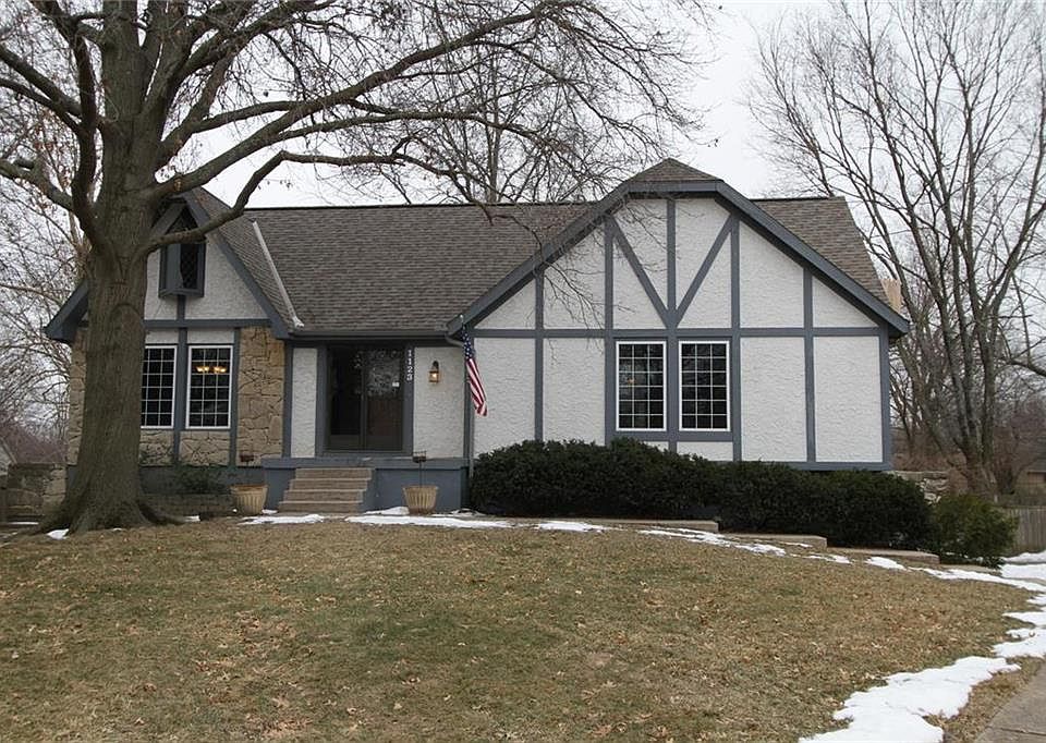 1st image of 1123 NE Clubhouse Ct