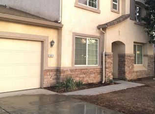 1017 W Minaret Pl, Hanford, CA 93230