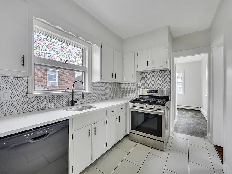 666 E Penn St — Photo 11