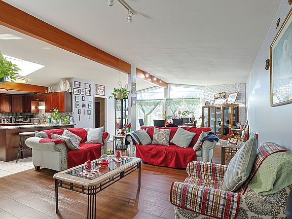 3rd image of 372 Nancy Ln