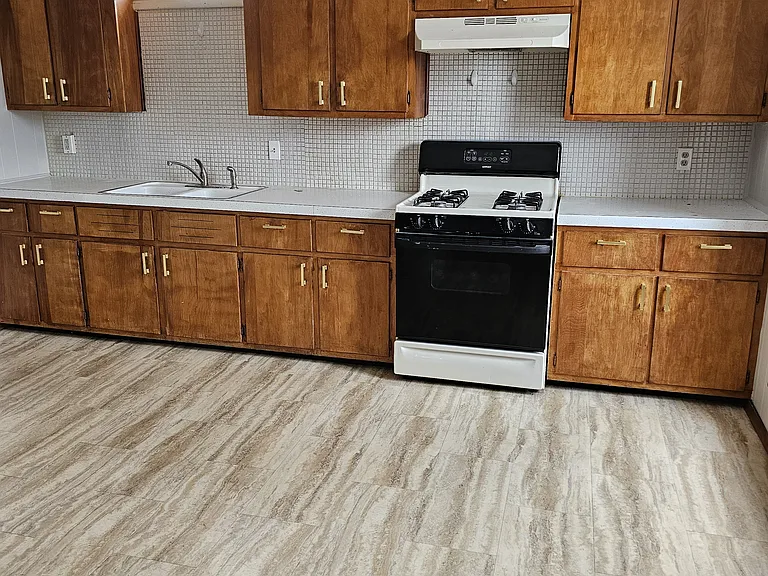 134 W Central St #5 — Photo 3