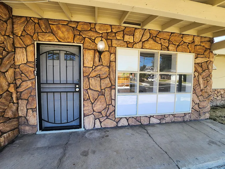 2707 Broadmoor Ave — Photo 2