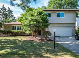 2717 Briarwood Dr W, Arlington Heights, IL 60005