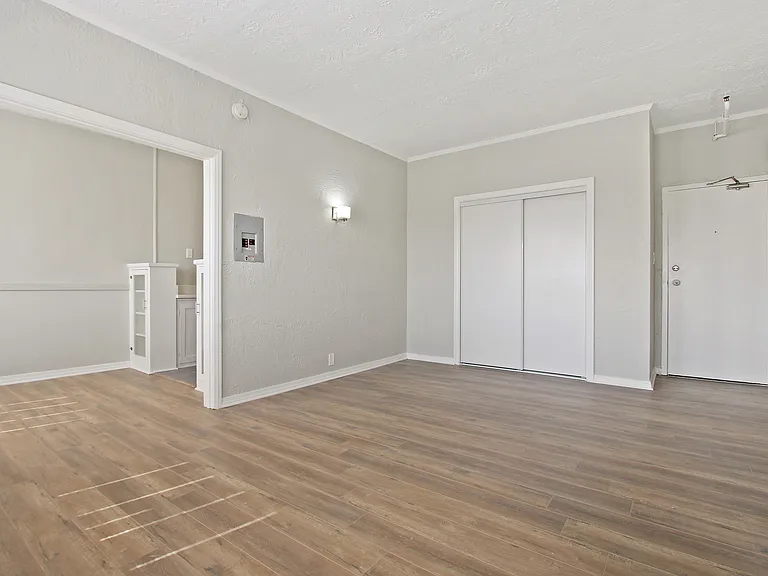 Ancelle Apartments - Studio Bathroom