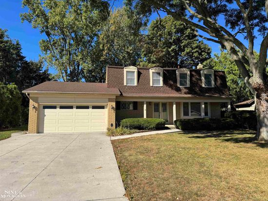 39043 Cadborough Dr, Clinton Township, MI 48038