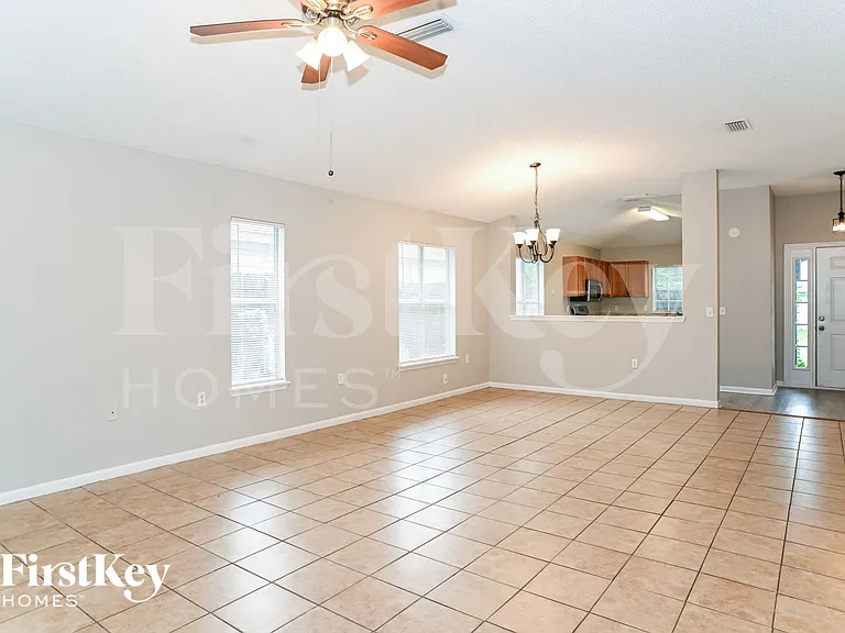 2137 Featherwood Dr W — Photo 2