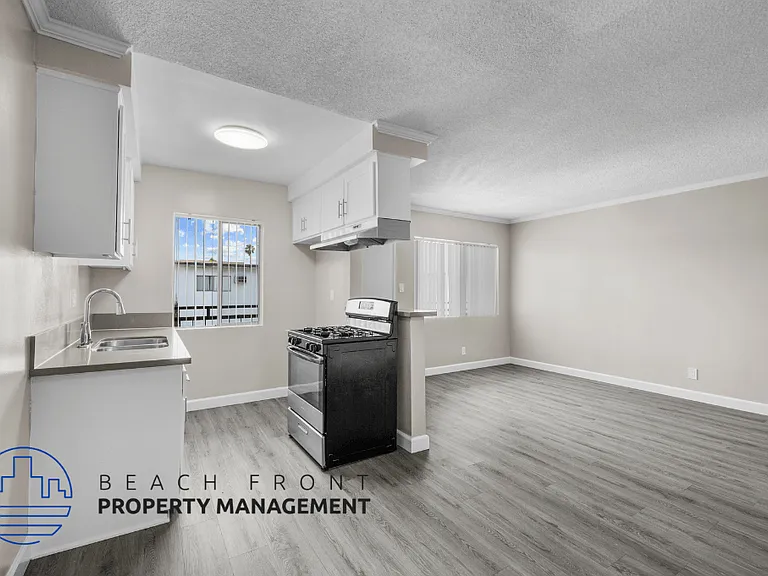10429 La Reina Ave. — Photo 25