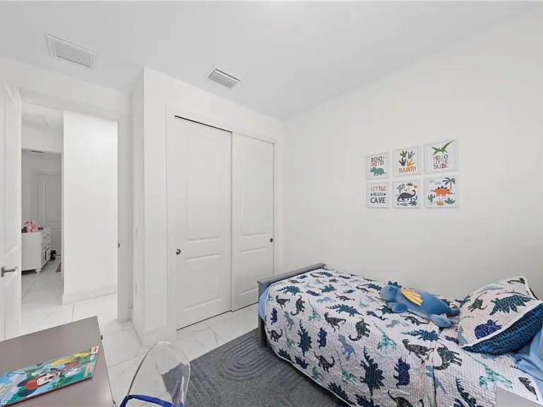 907 Homestead Rd S — Photo 16