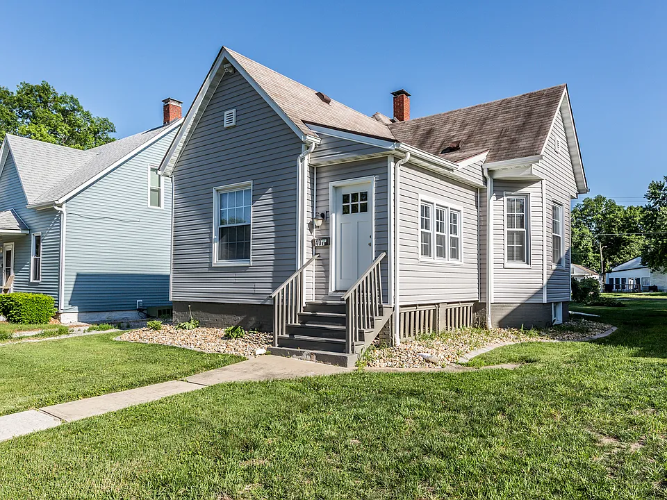 407 E Adams St