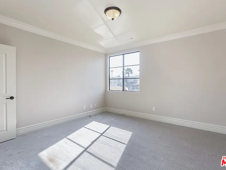 12026 Hoffman St #402 — Photo 30
