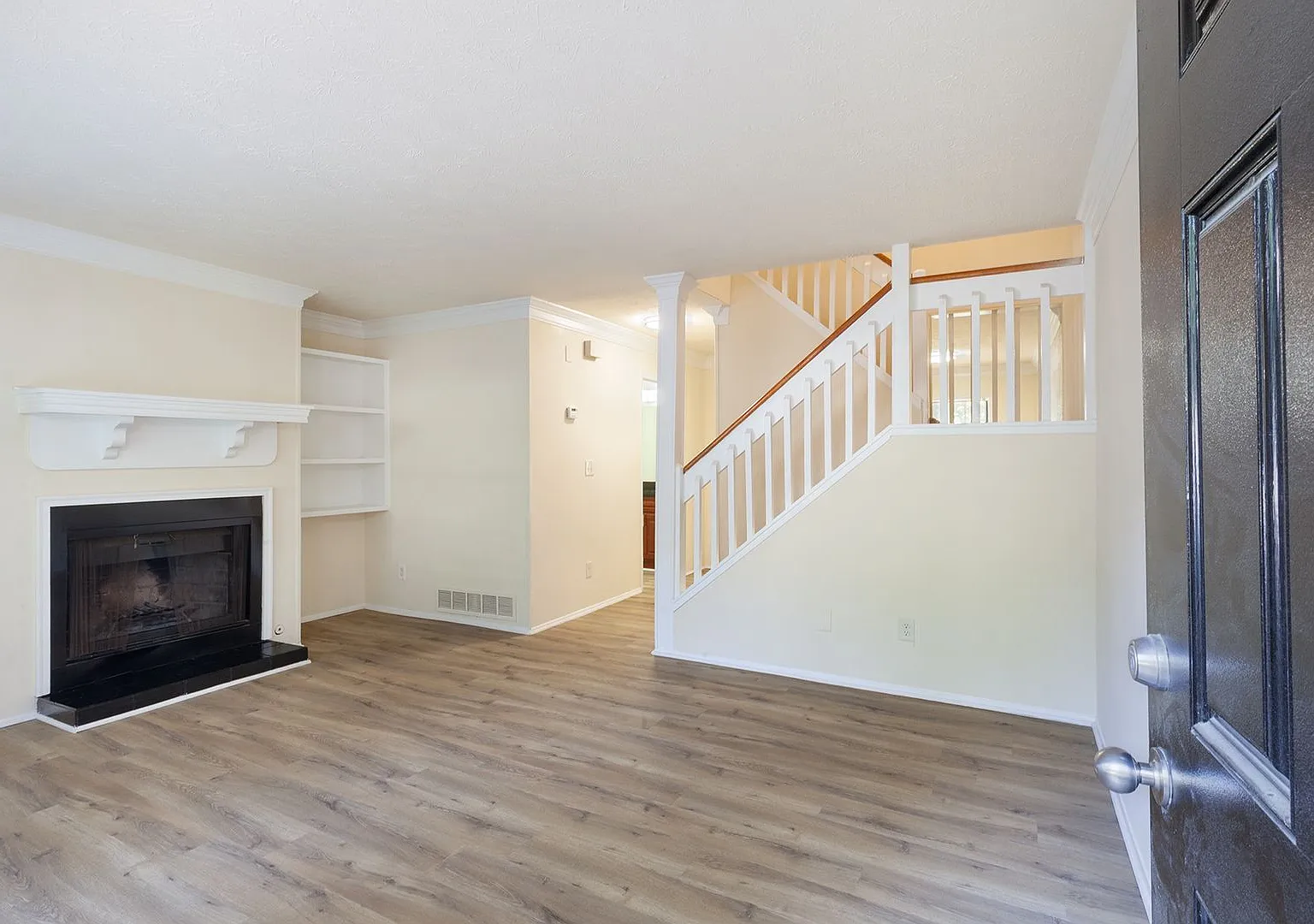 3bd/2.5ba Split Level Condo in Quiet Neighborhood! — Photo 3