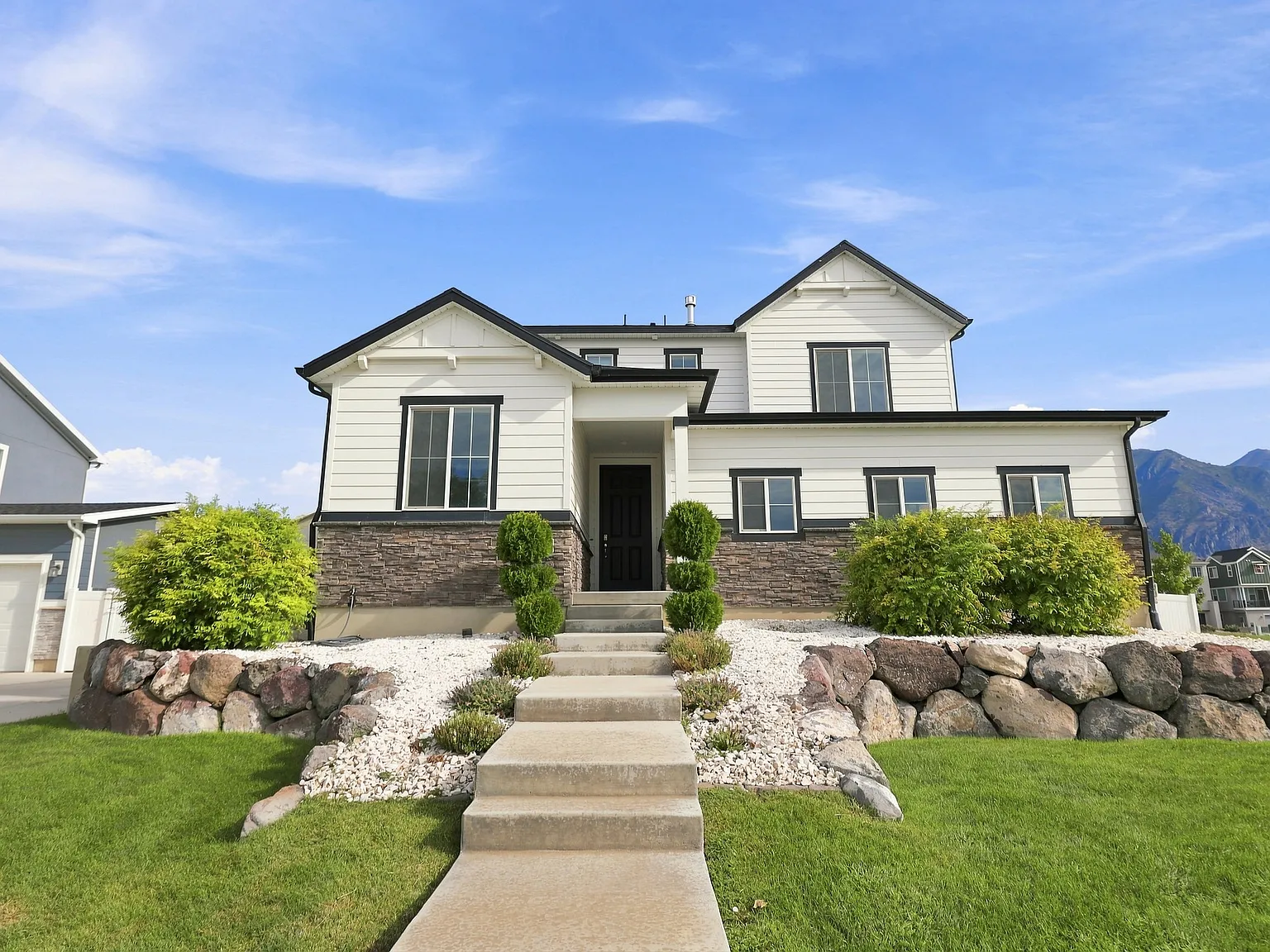 4 bed, 2077 sqft, $2,900 — Photo 1