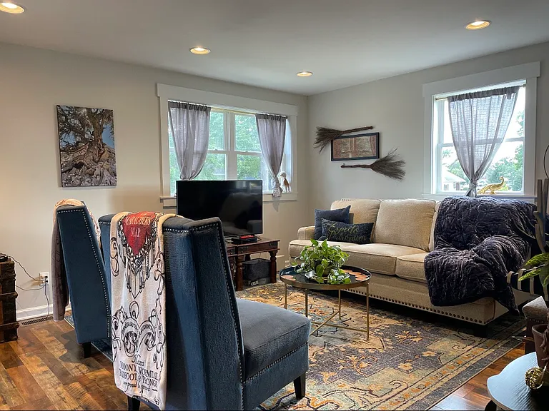 213 W Homer St — Photo 3