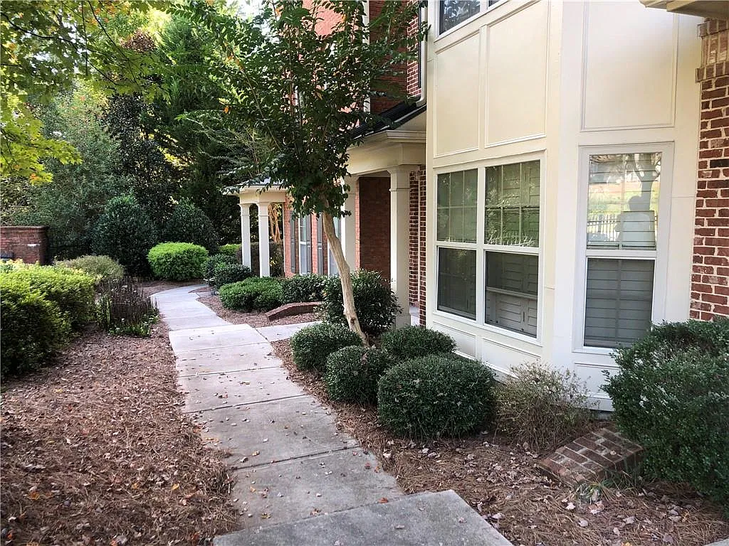 3 bed, 3.5 bath, 2481 sqft, $2,800 — Photo 3