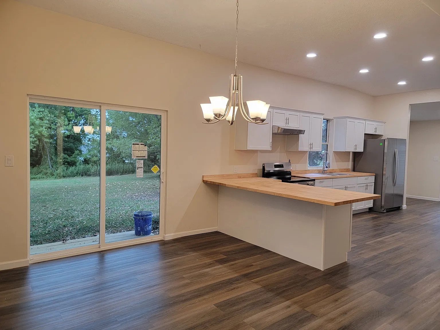 221 Glenwood Dr — Photo 3