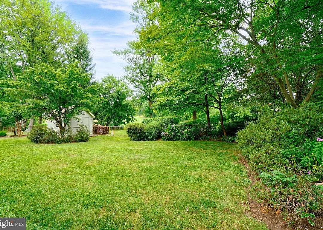 5 bed, 2.5 bath, 3200 sqft, $3,400 — Photo 4