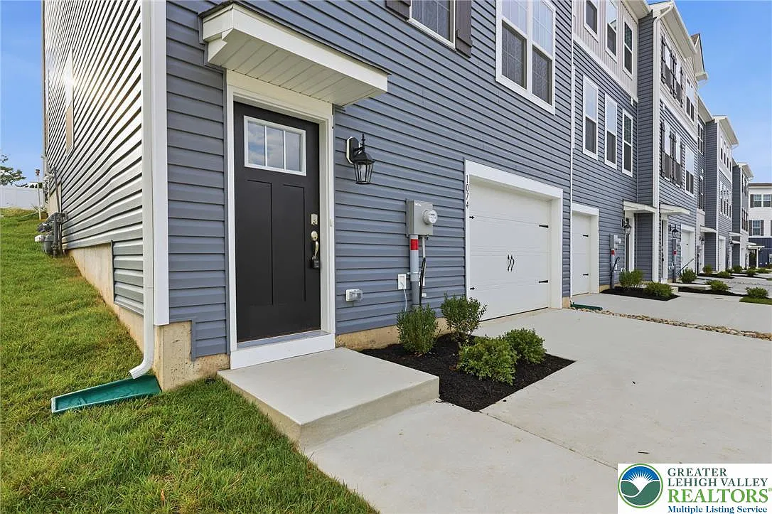 3 bed, 2.5 bath, 2208 sqft, $3,100 — Photo 2