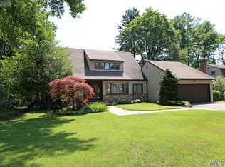 86 Milburn Ln, Roslyn Heights, NY 11577