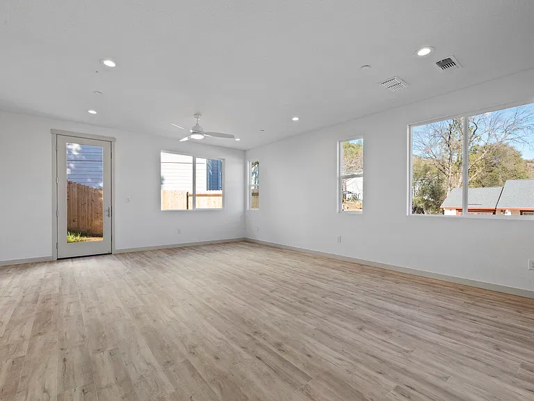 130 Cottage Ct — Photo 5
