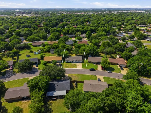 318 NE Michael Dr, Burleson, TX 76028