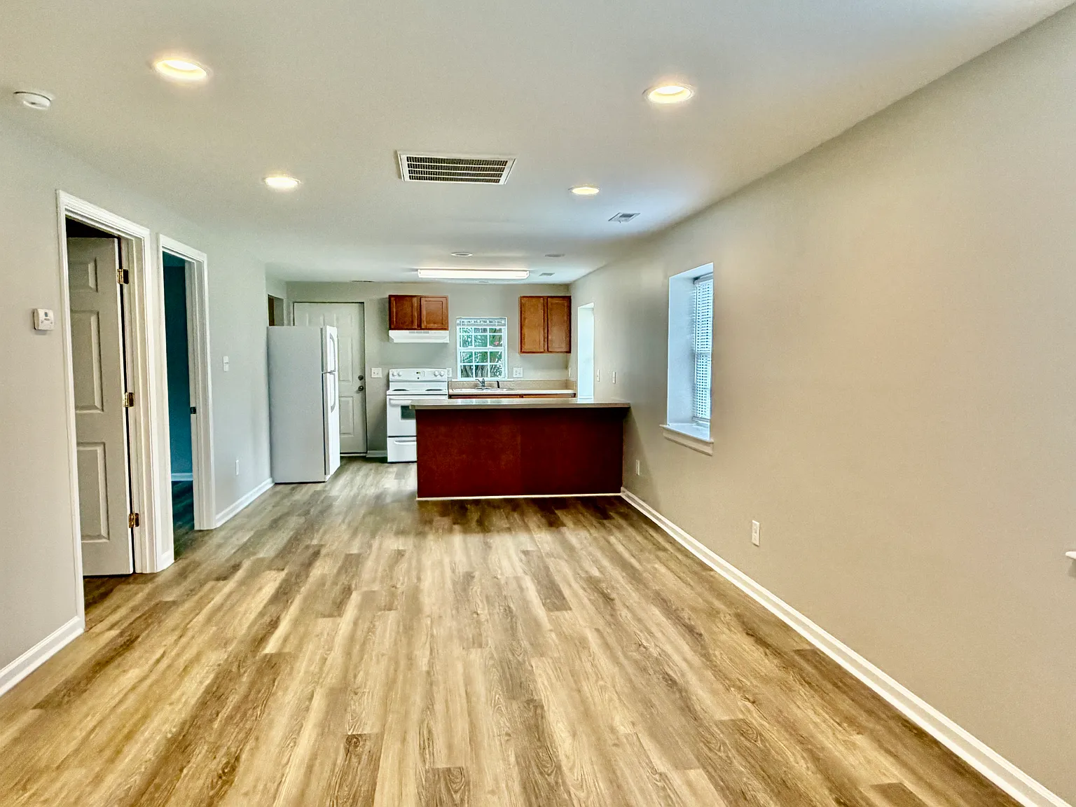 2 bed, 816 sqft, $1,300 — Photo 2
