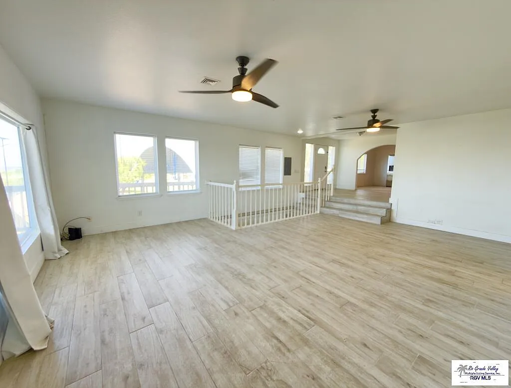 3 bed, 1.0 bath, 2200 sqft, $2,500 — Photo 2