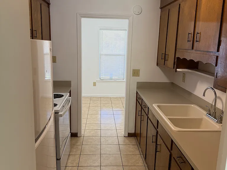 112 Ashwood Dr — Photo 3