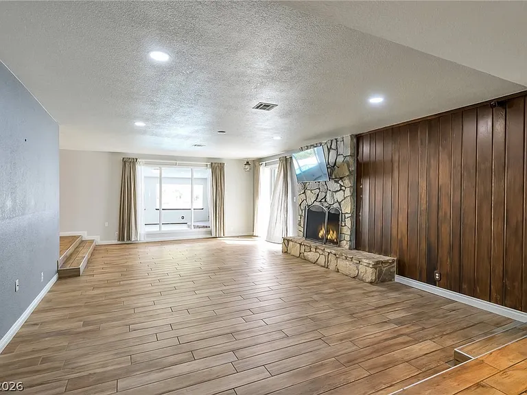 2324 Laurie Dr — Photo 18