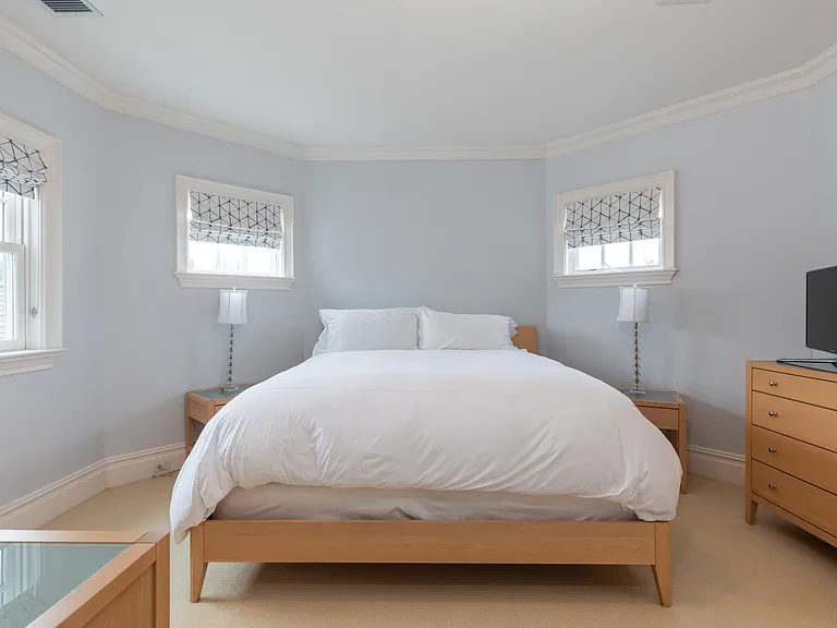 704 Ocean Rd — Photo 12