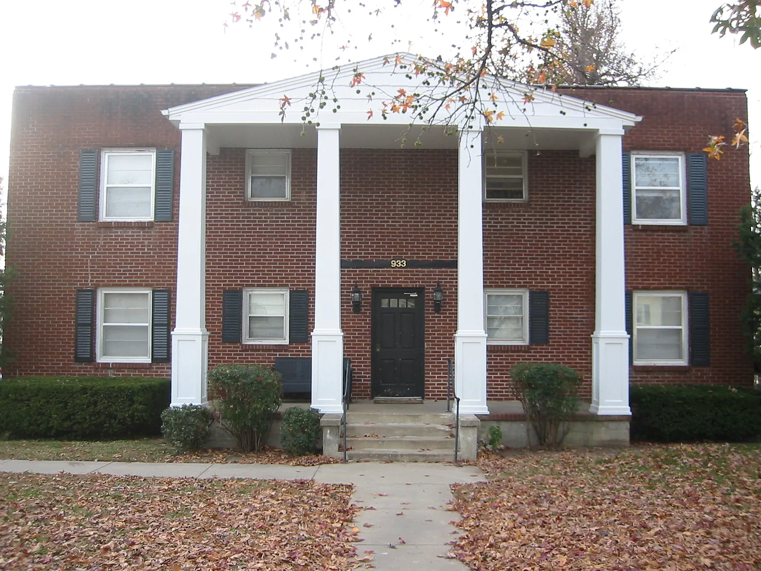 425 E. Grand & 933 S. Roanoke - Affordable, Convenient Off-Campus Housing!! — Photo 3