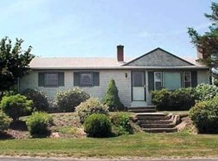 2 Philip Dr, Narragansett, RI 02882