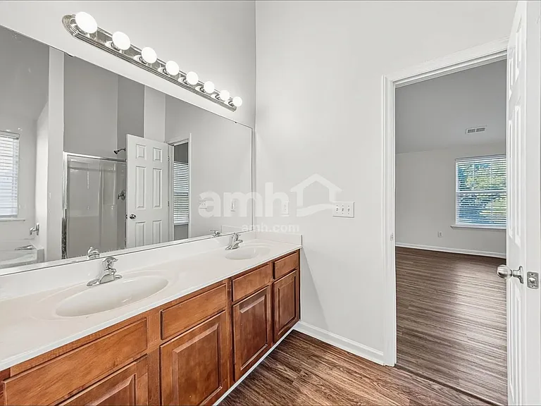 1010 Golden Crest Dr — Photo 15