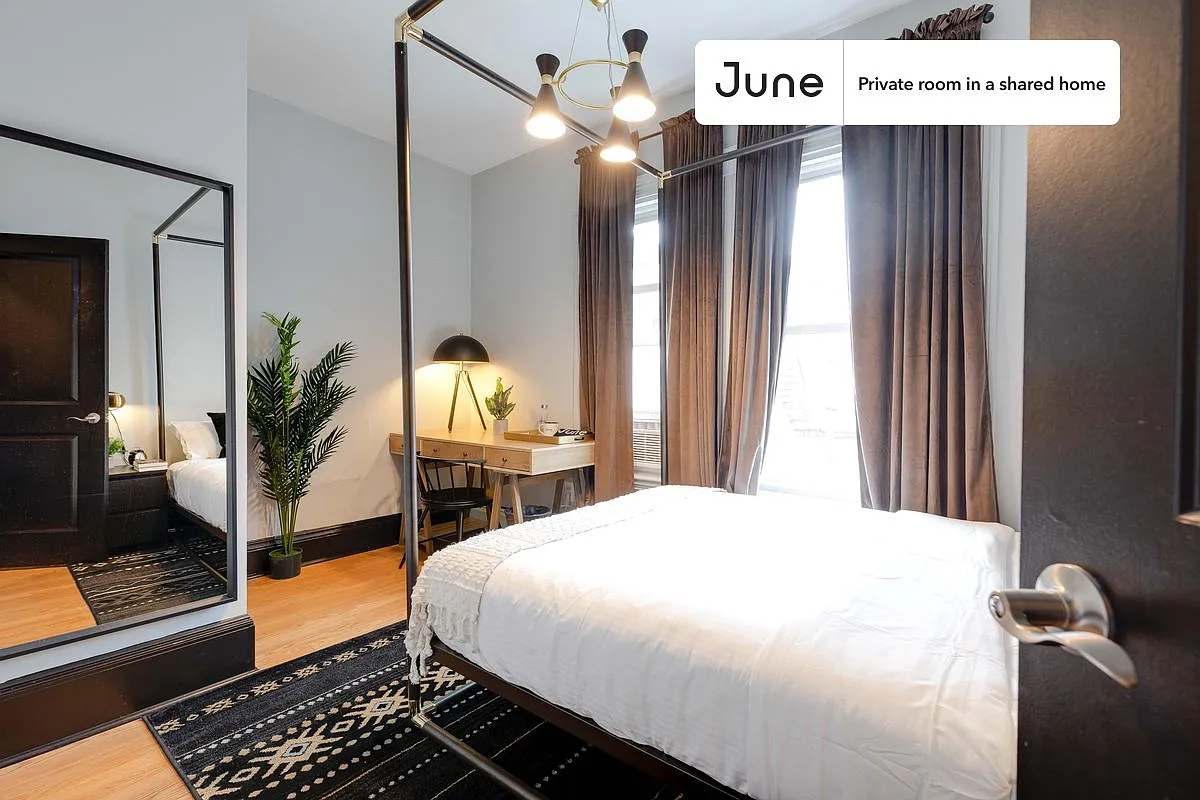 Queen bedroom in 4 bed/1.5 bath home in South Boston #193 2B — Photo 2