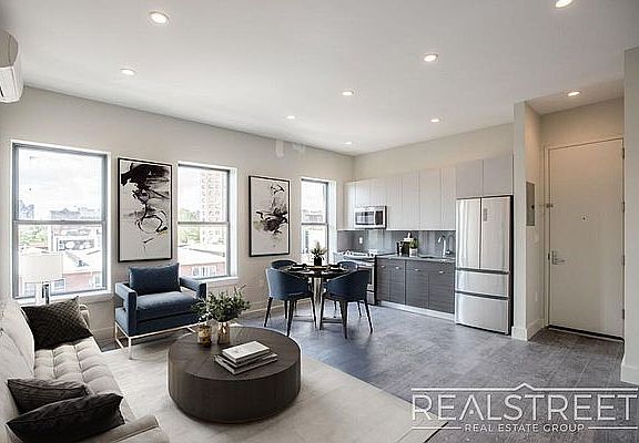 2nd image of 358 Kosciuszko St APT 2A