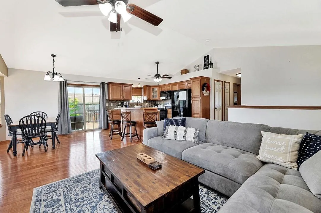 4 bed, 2220 sqft, $2,200 — Photo 3