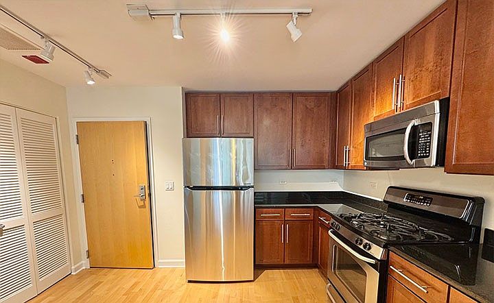 1st image of 900 N Kingsbury St #3