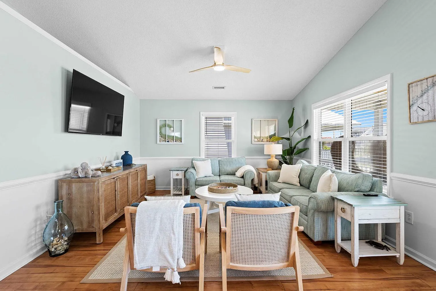 3 bed, 2.0 bath, 1302 sqft, $4,562 — Photo 1