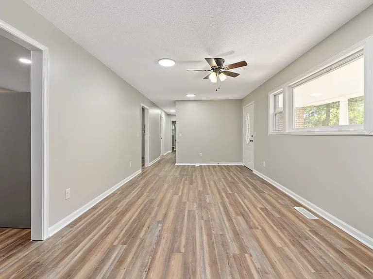 105 Windcreek Ln — Photo 17