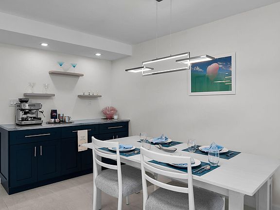 4th image of 320 Seaview Ct APT 1607