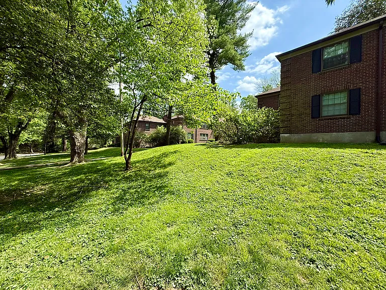 2466 Grinstead Dr — Photo 10
