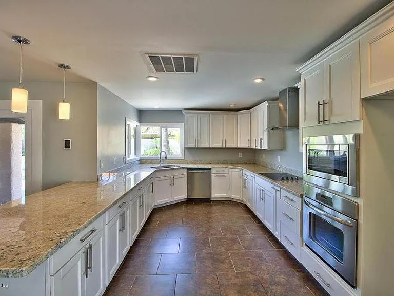 4042 W Sandra Ter — Photo 3