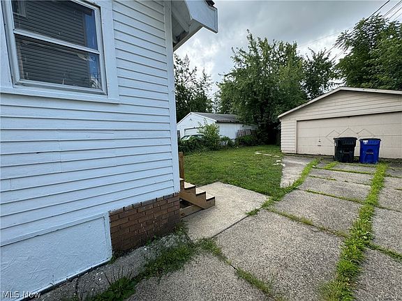 3rd image of 14116 Kingsford Ave