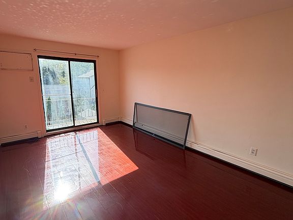 5th image of 375 Bradley Ave #C