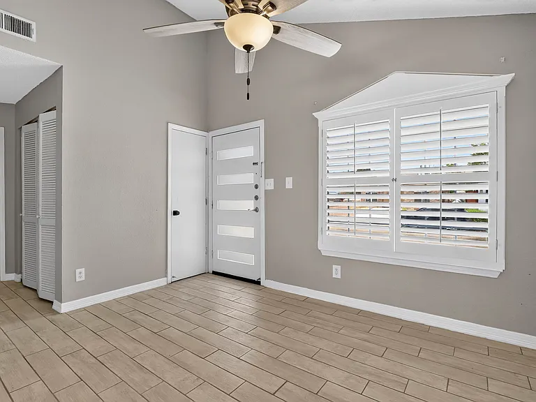 9128 Bur Oak Cir — Photo 6