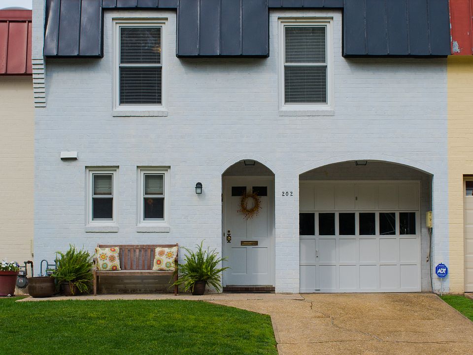 1st image of 202 Garden Ct