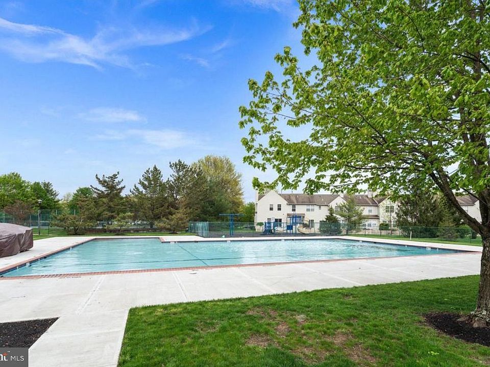 2nd image of 3228 Sayre Dr