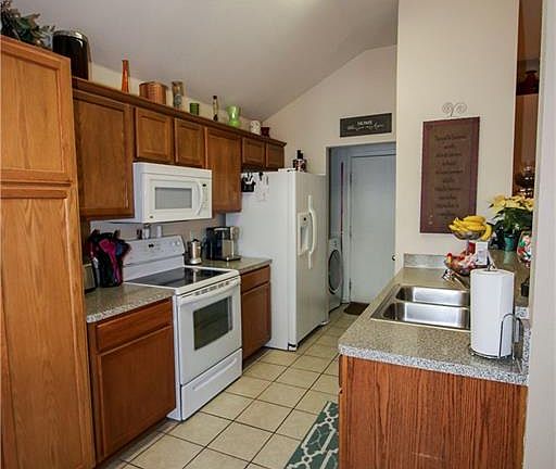 4th image of 416 Kennedy Dr