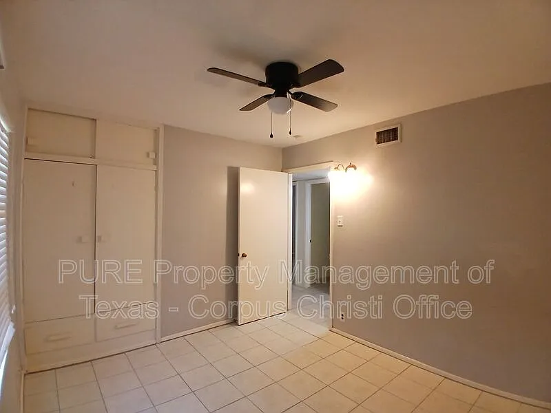 3 bed, 1.0 bath, 999 sqft, $1,525 — Photo 4