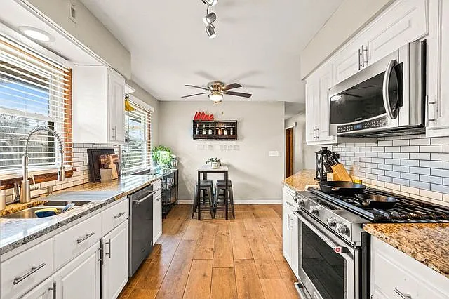 3 bed, 1.5 bath, 1200 sqft, $1,900 — Photo 1